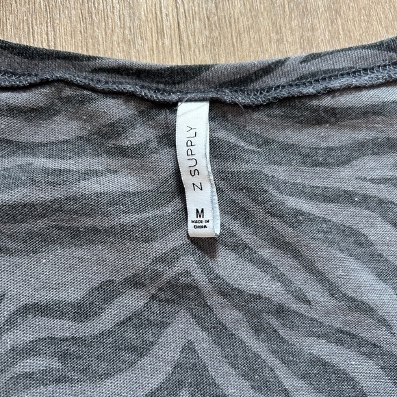 Zsupply Gray and black zebra tee - Picture 3 of 4